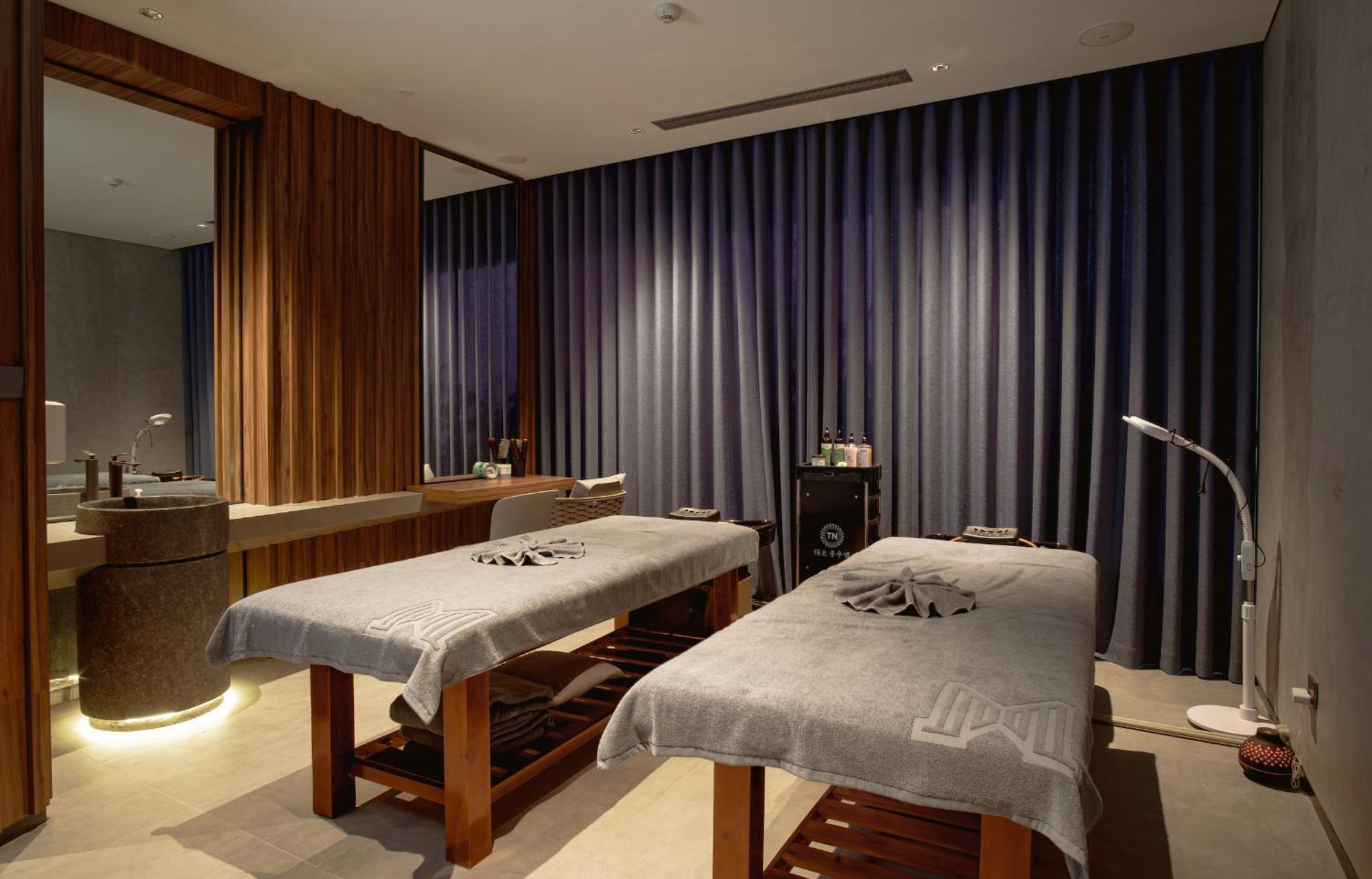 M Hotel Danang מראה חיצוני תמונה A treatment room at the spa
