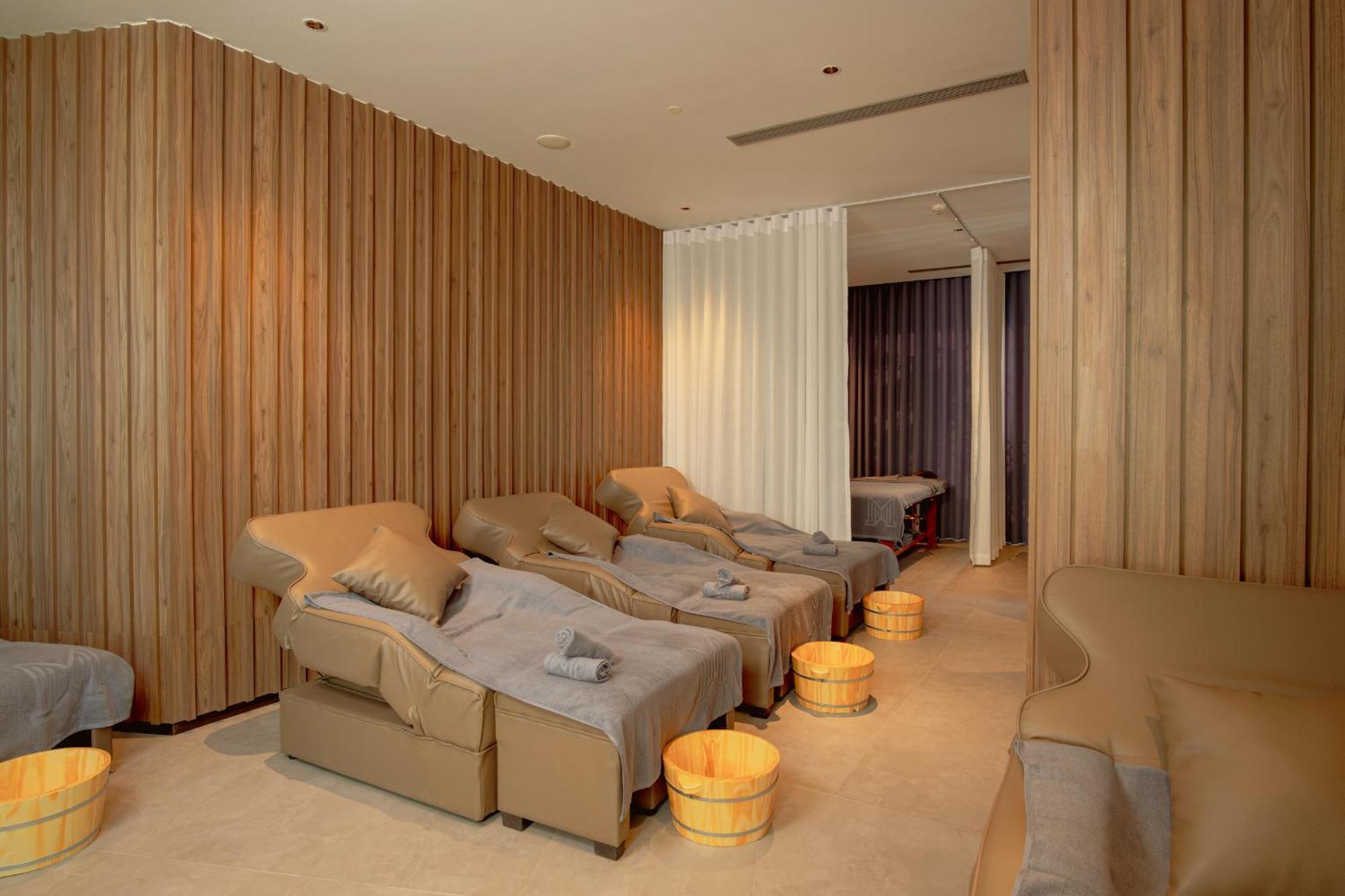 M Hotel Danang מראה חיצוני תמונה A foot reflexology room at a spa