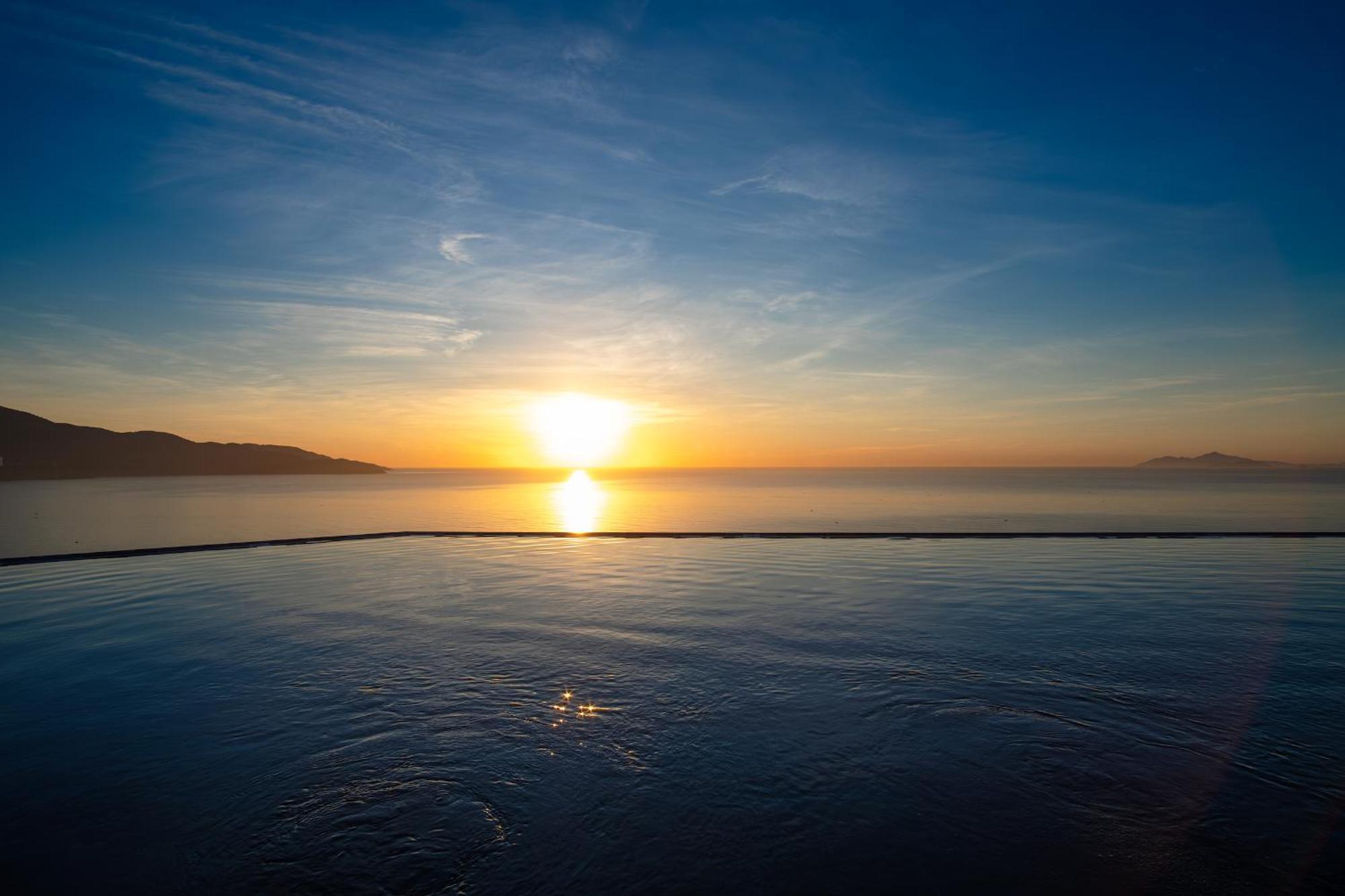 M Hotel Danang מראה חיצוני תמונה Sunset over the Gulf of Akaroa