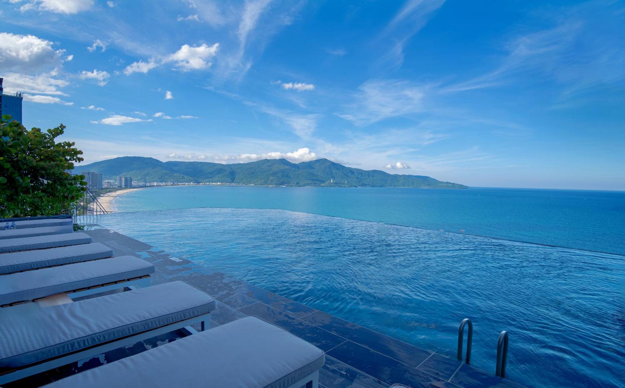 M Hotel Danang מראה חיצוני תמונה View of the Andaman Sea from the pool at the Patong Beach Club