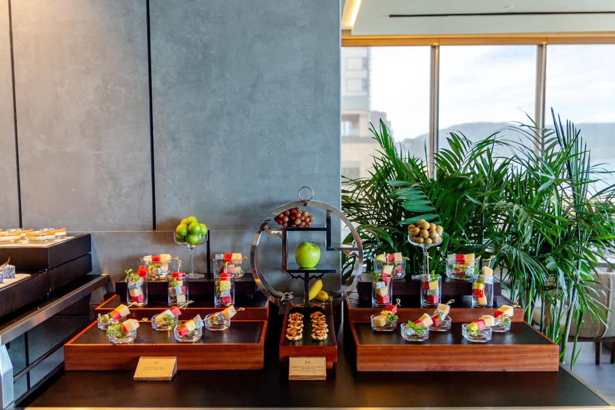 M Hotel Danang מראה חיצוני תמונה A selection of desserts at the lounge