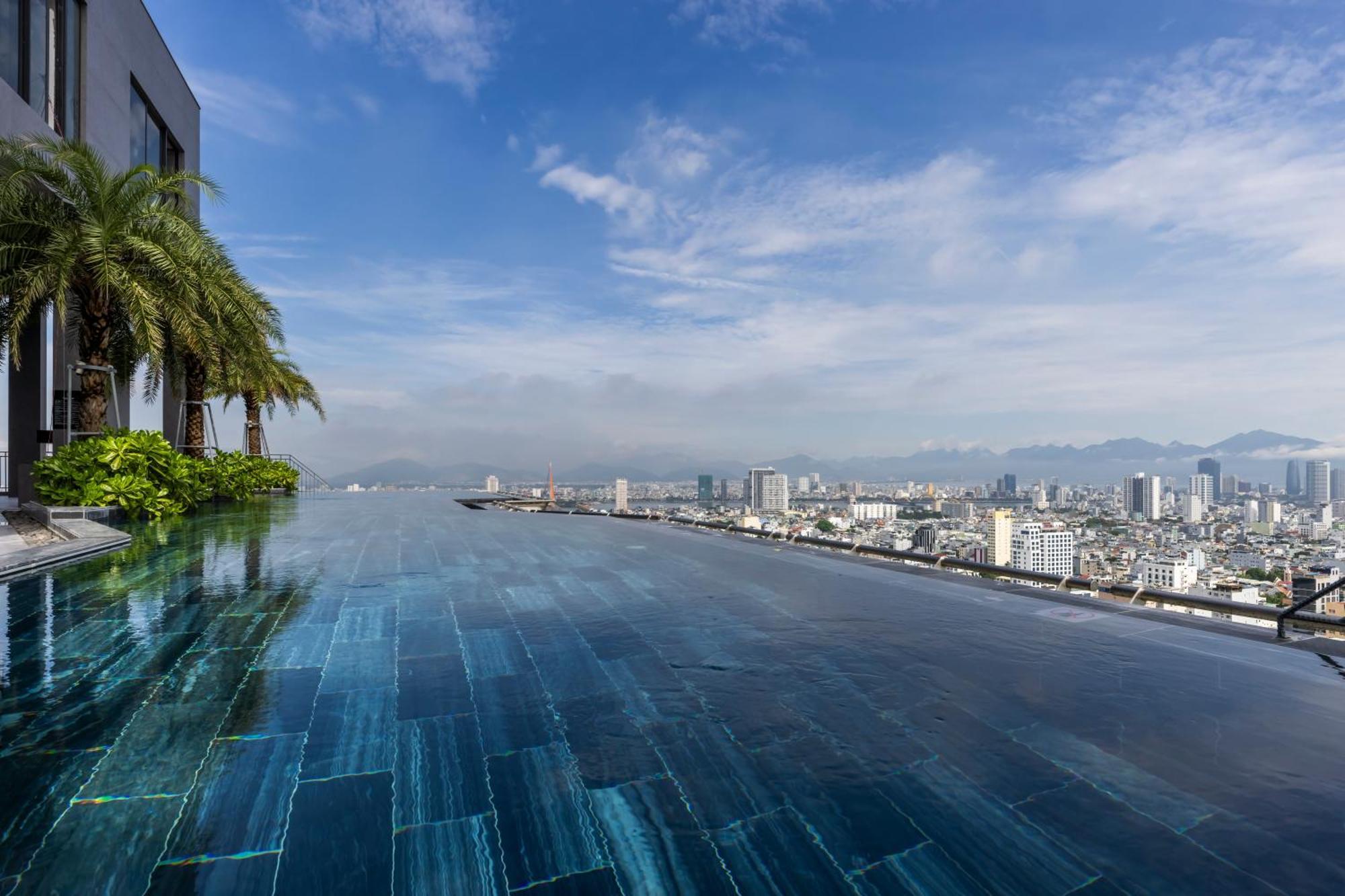 M Hotel Danang מראה חיצוני תמונה Infinity pool at the top of the building