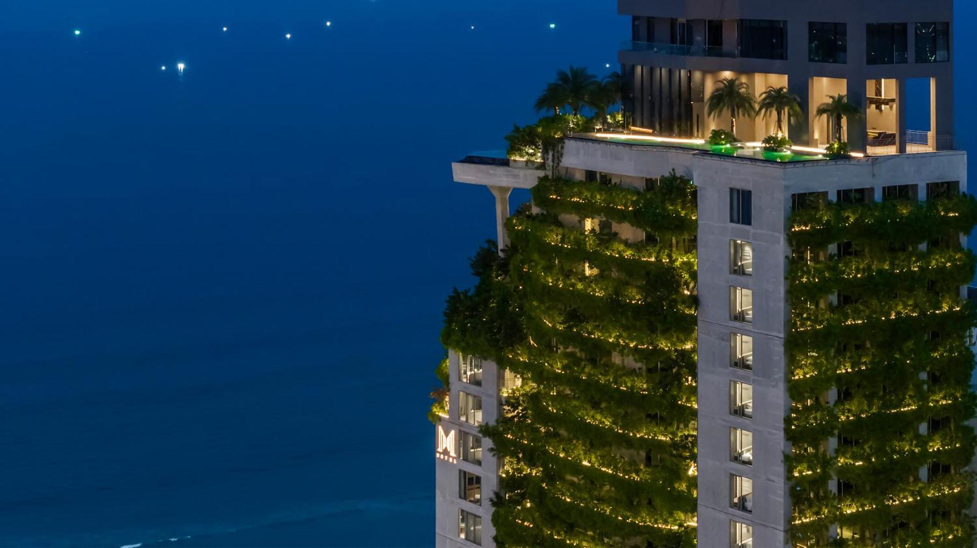 M Hotel Danang מראה חיצוני תמונה The vertical forest at night