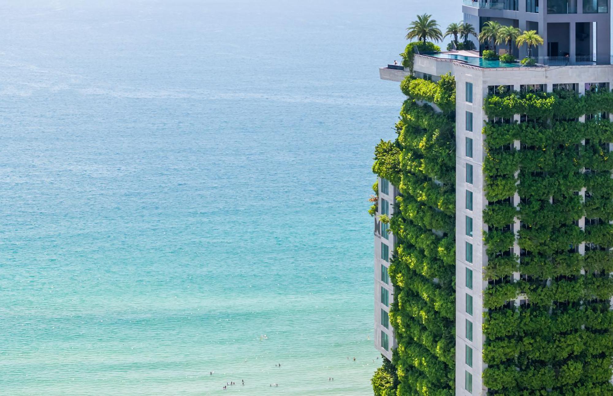M Hotel Danang מראה חיצוני תמונה The vertical garden at The Ivy