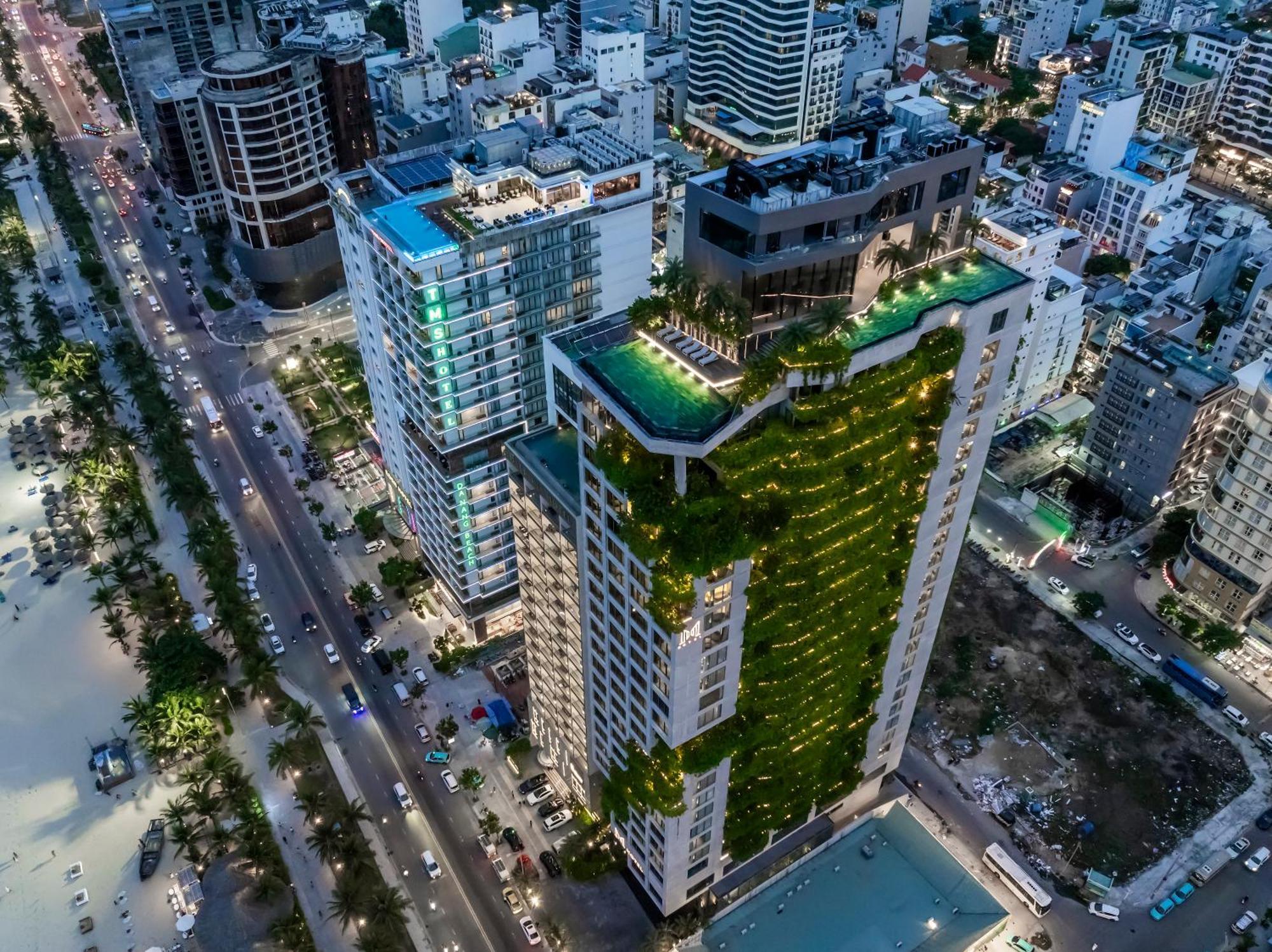 M Hotel Danang מראה חיצוני תמונה The green wall at The Park