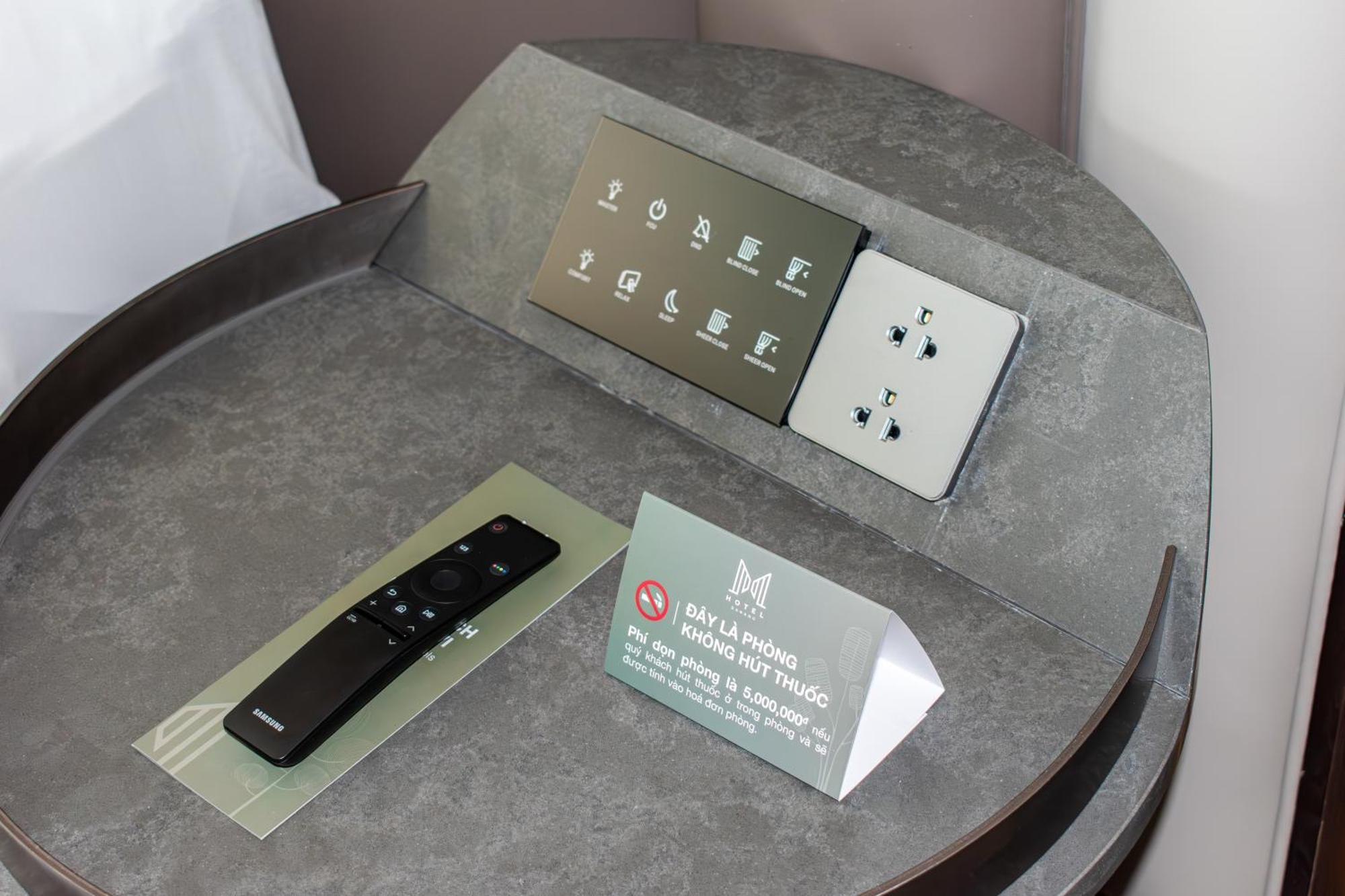 M Hotel Danang מראה חיצוני תמונה A room control panel