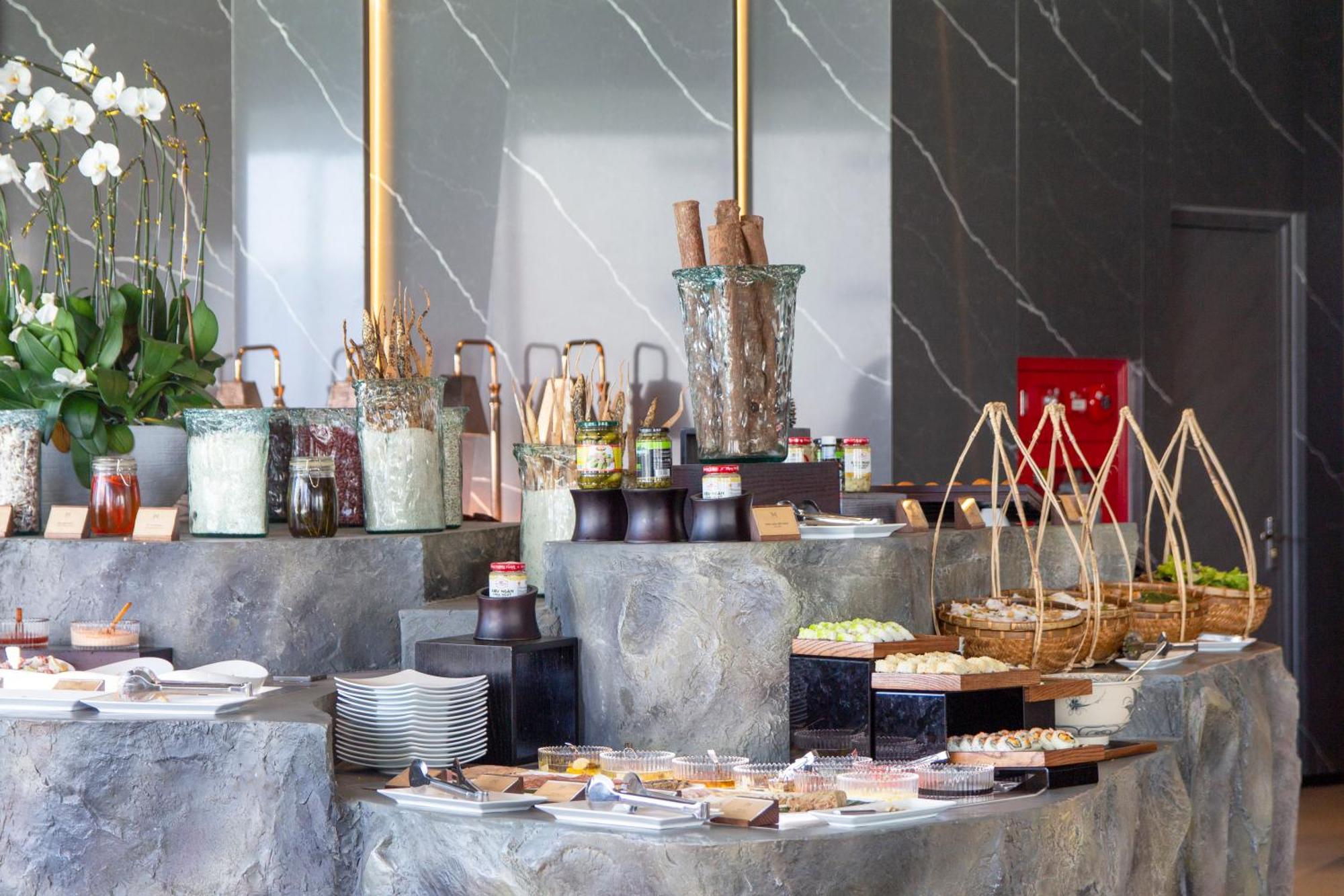 M Hotel Danang מראה חיצוני תמונה A buffet at a hotel