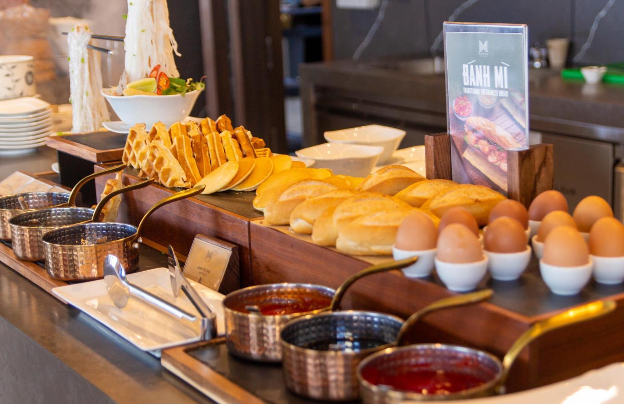 M Hotel Danang מראה חיצוני תמונה Breakfast at the hotel